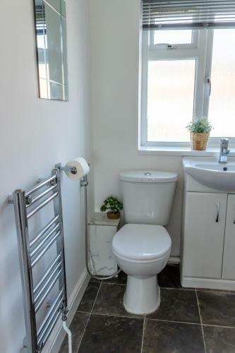Catsbrook House - Sleeps 7 - Business Travellers Accommodation