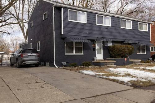 Cozy, Lavish Mid Century! 4-br Modern Home!