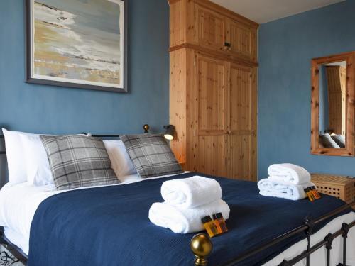 Pass The Keys Modern Seafront Apartment With Great Views Sleeps 4