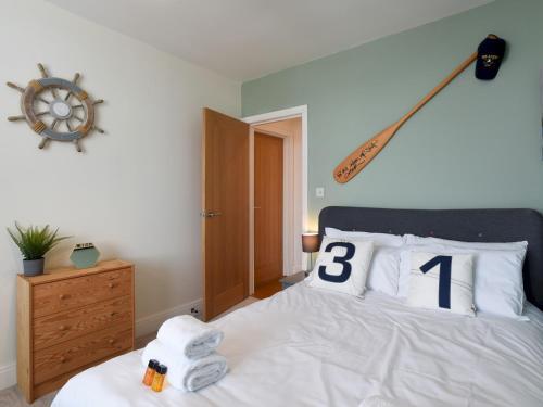 Pass The Keys Modern Seafront Apartment With Great Views Sleeps 4