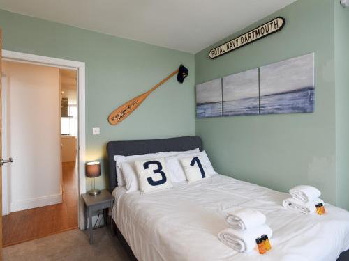 Pass The Keys Modern Seafront Apartment With Great Views Sleeps 4
