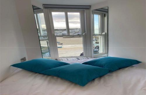 Eias - Harbour Front Apartment With Fantastic Views