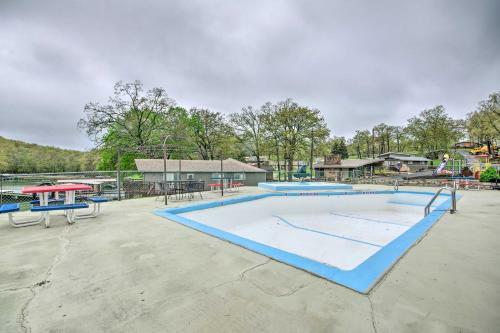 Lakefront Resort Cottage With Patio And Grill!