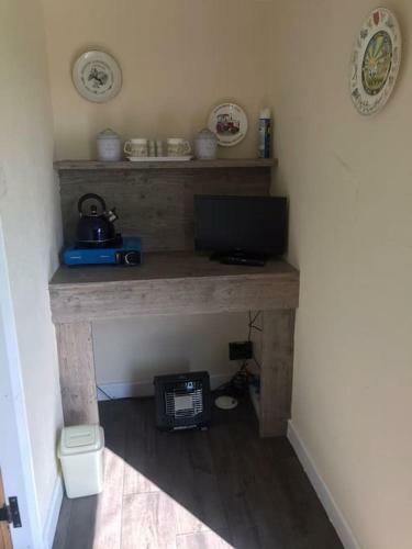 Meadow View Shepherd's Hut And Hot Tub