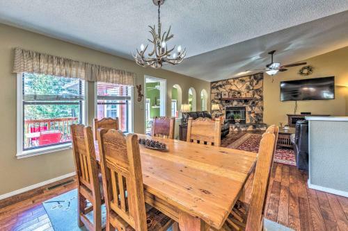 Lovely Cloudcroft Escape With Forest Views!