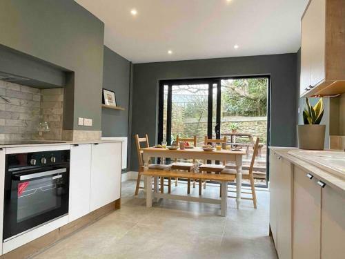 Bright & Spacious Edwardian Townhouse With Garden