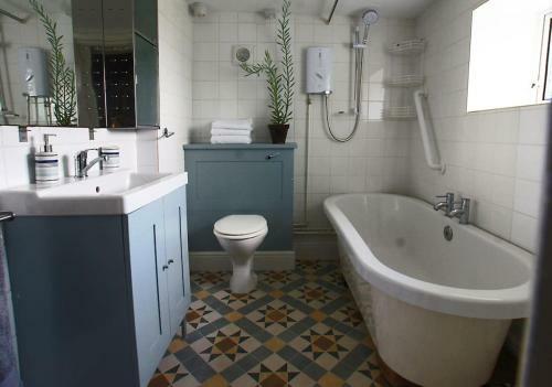 Cozy Cottage Overlooking Fields, Upwell