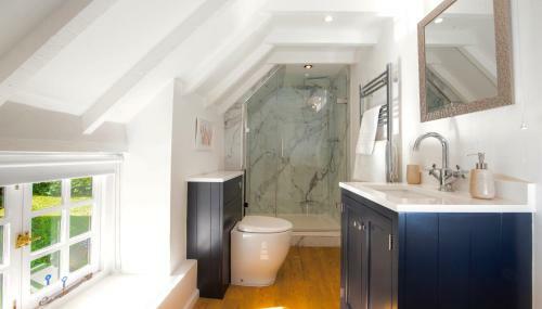 Stunning 3-bed Thatched Cottage In Dorset