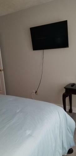 Cheerful 2-bedroom, 2 Bath With Private Parking