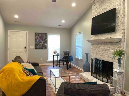 Stylish, Pet Friendly & Mins To Everything!