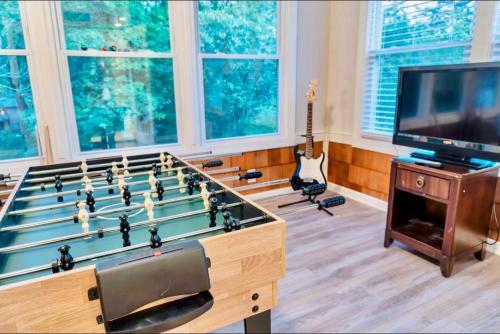 King Bed, Home Theater, Pool Table, Game Room, Fireplace