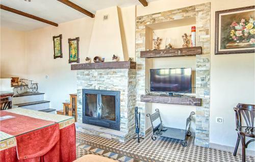 Nice Home In T�zar With 2 Bedrooms