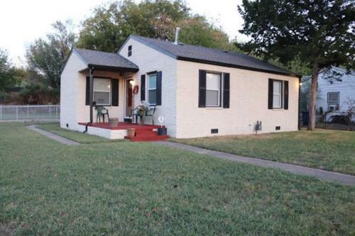 Charming 2 Bedroom Retreat Minutes From Downtown