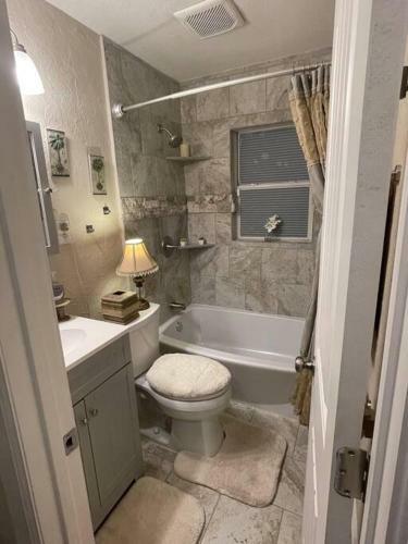 Charming 2 Bedroom Retreat Minutes From Downtown