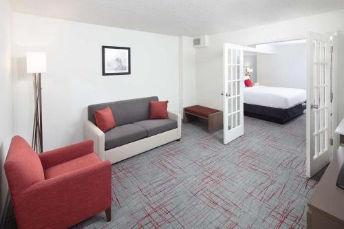 Hotel Columbia Inn & Suites