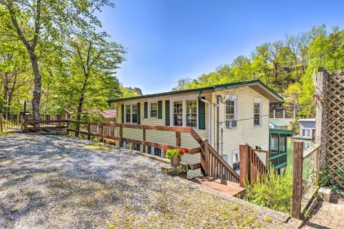 Charming Waterfront Cottage With Porch And Grill!