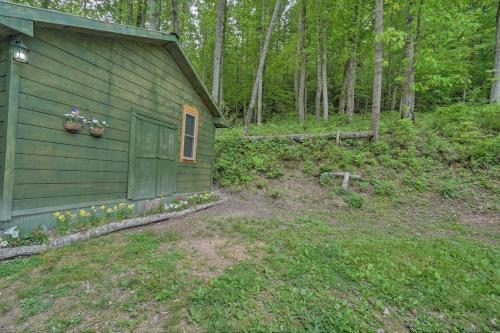 Wooded Cottage With Fire Pit And Forest Views!