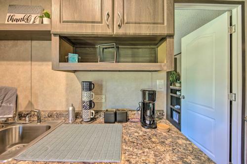 Lake Fork Getaway Tiny Home In Alba With Bbq!