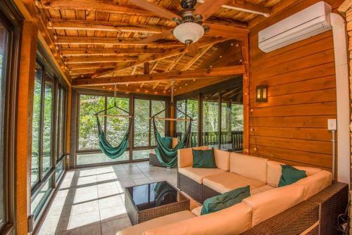 Hawk's View Cabin