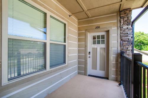Travelers Paradise W Community Pool Grill