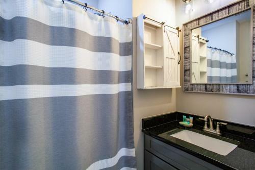 Travelers Paradise W Community Pool Grill