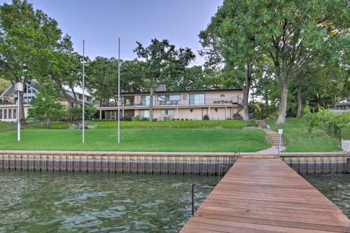 Malakoff Lakefront Home Golf Course On-site!