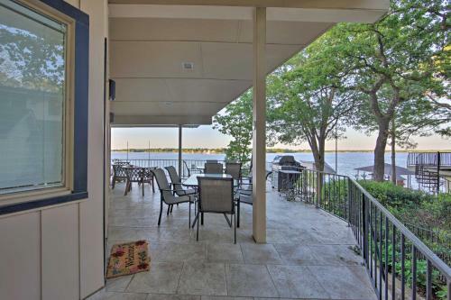 Malakoff Lakefront Home Golf Course On-site!