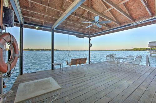 Malakoff Lakefront Home Golf Course On-site!