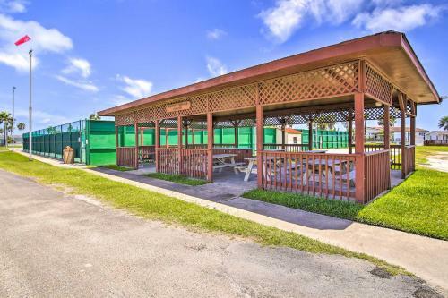 Cozy Port Isabel Home With Golfing On-site!