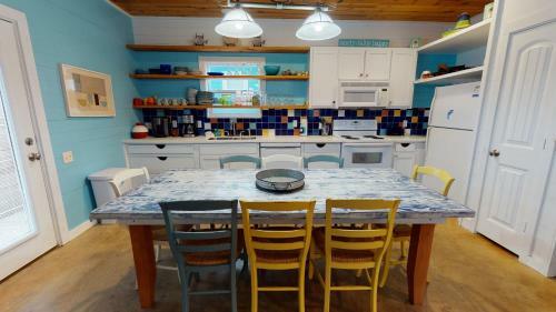 Villa Rp23 Fun Townhouse With Fiesta Decor, Shared Pool, Ample Parking