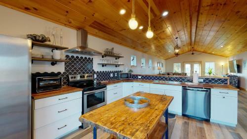 Pfc1006 Spacious Home In Town, Shared Pool, Ample Parking, Near Restaurants