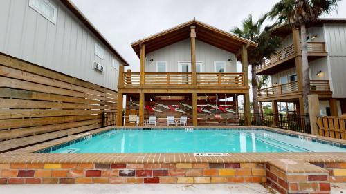 Pfc114b Cottage Located In Town, Shared Pool, Ample Parking, Close To Restaurants