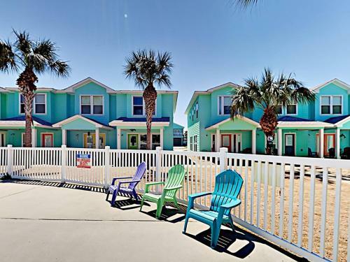 Villa Tc103 Townhome Located In Town, Close To Beach, Shared Pool