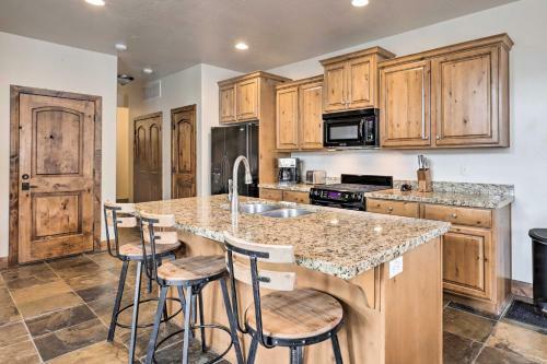 Pet-friendly Adventure Hub, 17 Mi To Slopes!