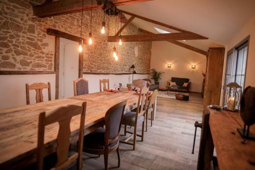 Proche Puydufou - Gite Maison La Rouli�re