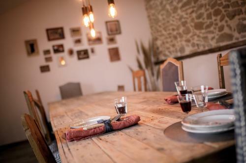 Proche Puydufou - Gite Maison La Rouli�re