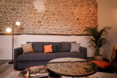 Proche Puydufou - Gite Maison La Rouli�re