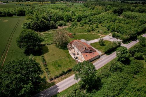 Proche Puydufou - Gite Maison La Rouli�re