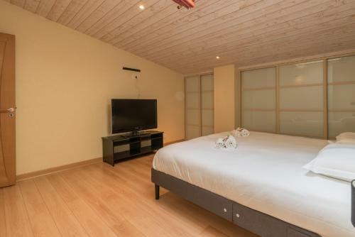 Jolie Maison Avec Piscine Int�rieure Et Sauna