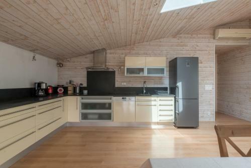 Jolie Maison Avec Piscine Int�rieure Et Sauna