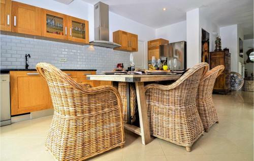 Amazing Home In Tarascon With 3 Bedrooms