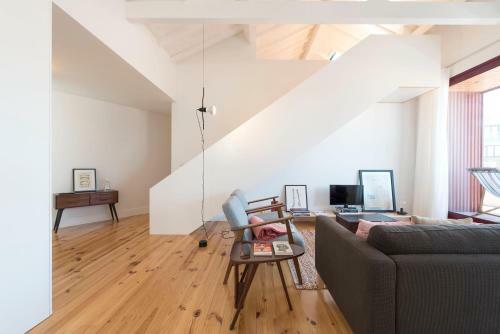 Lovelystay - Top Floor Balcony Apartment