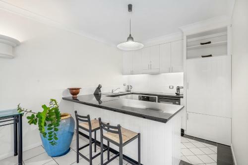 Belle Escapes - Poolside Apartment Alamanda Beachfront Resort "77"