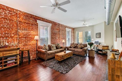 Jbh 115 W 2nd Apt #2