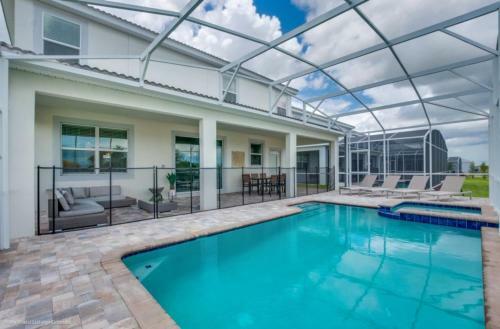 Make Your Dream Vacation Comes True In Luxury Pool Home