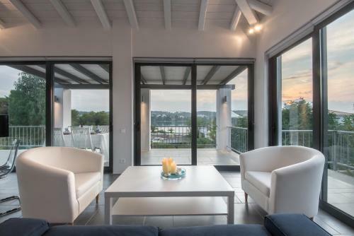 Minimal Sea View Maisonette
