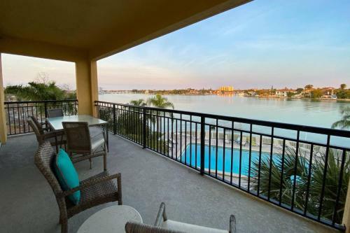 210 - Palms Of Treasure Island