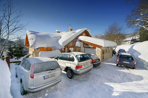 Hostal Pension A Restaurant Karol�na