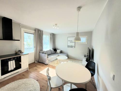 Lovely 2 Bdrm Apartment