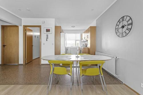 Charming, 2 Bedroom Seaside Apartment